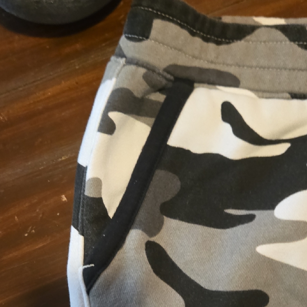 Hollister Women's Black and Gray Camo Joggers #817 - Picture 10 of 14